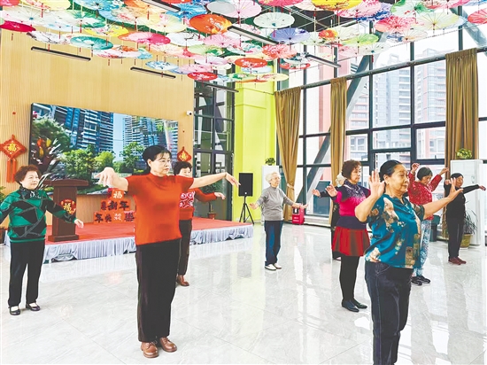 不少银发一族选择来三合镇旅居养老。