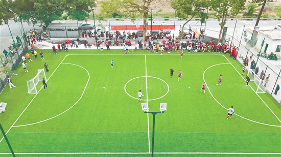结合村里足球运动盛行的特点，沙云村对原沙洞小学的闲置地块实施改造，建成标准五人足球场，为村民日常休闲运动提供优质场所。