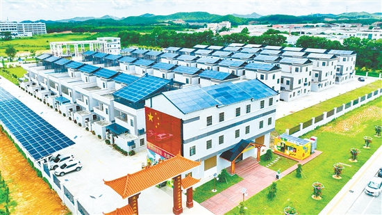 址山镇将持续深化隆基光伏产品本土多场景应用，推动全镇光伏总装机容量达120兆瓦，逐步实现全域光伏应用，打造光伏特色小镇。图为址山镇莲珠新村。