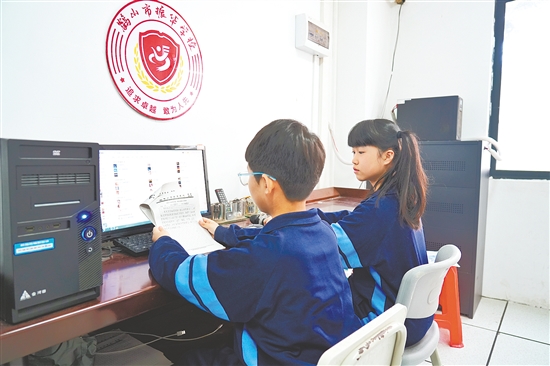 校园广播站精心打造多个节目，满足学生了解校园资讯与国内外时事新闻、拓宽知识面、提升写作能力等多元需求。