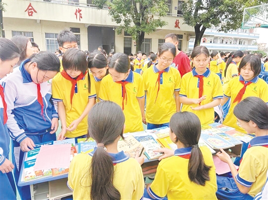在图书跳蚤市场活动中，学生们穿梭于各个摊位，徜徉在墨香书海之中。