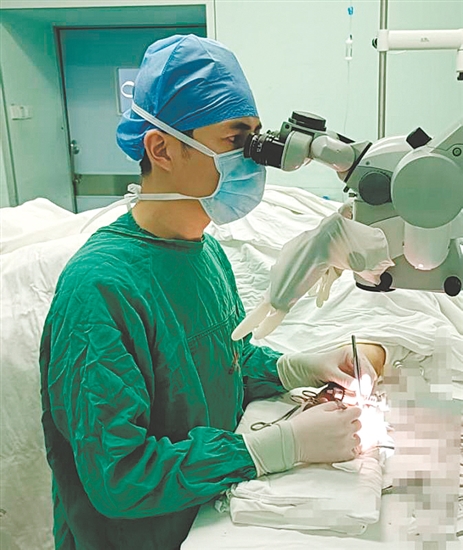 医生为患者施行手术。