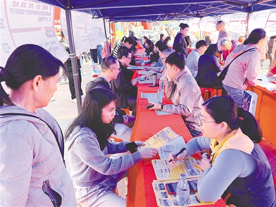 招聘活动中，求职者与企业招聘人员进行交流。