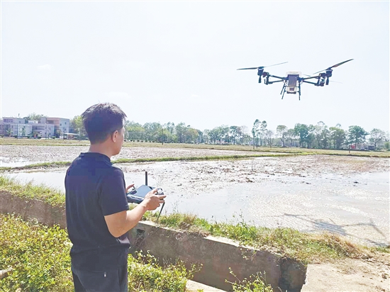 参与无人机培训的学员正在学习操作技巧。