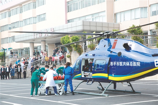 直升机在恩平市人民医院转运病例到珠江医院。