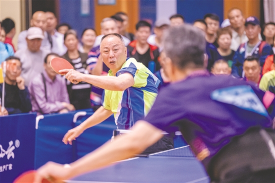 乒乓球爱好者齐聚一堂，以球会友、切磋技艺。