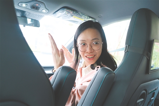 司徒嘉馨车内讲课。 司徒嘉馨车内讲课。