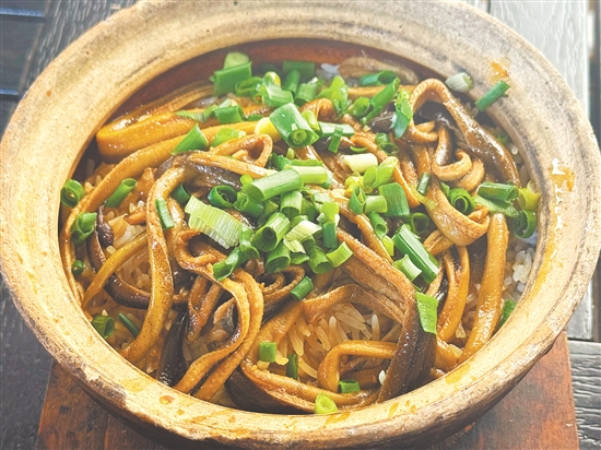 黄鳝煲仔饭最受欢迎。