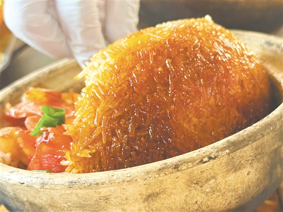 锅巴是柴火煲仔饭的灵魂。