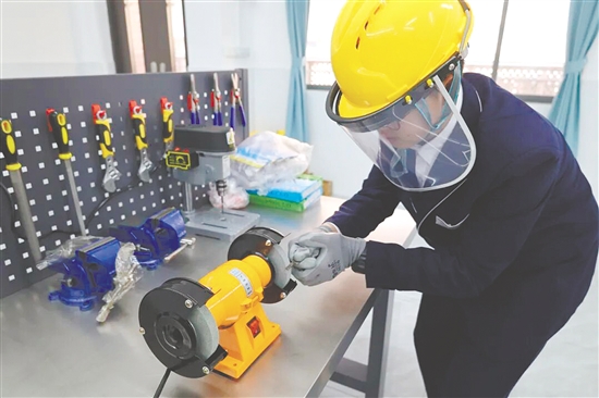 金山中学开设特色课程，培养学生动手能力。