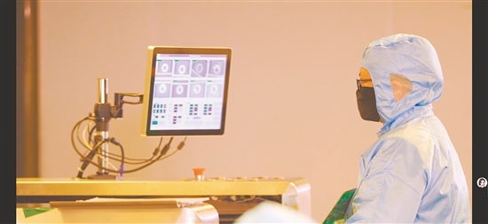 质检员正在对产品进行检测。