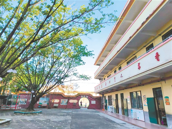 白庙小学的校园绿树成荫，鸟语花香。