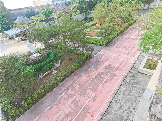 白庙小学的塑胶跑道有效改善了学生的运动环境。