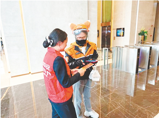 江门平安产险工作人员进入商圈,针对外卖员等群体开展“一对一、面对面”精准宣传。 江门平安产险工作人员进入商圈,针对外卖员等群体开展“一对一、面对面”精准宣传。