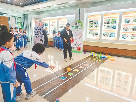 学生们积极参与互动体验游戏，在轻松愉快的氛围中巩固学到的法律知识。