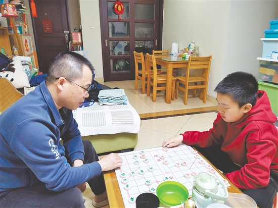 “无作业日”当天，学生与家长一起下棋，共享快乐时光。