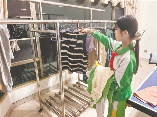 学生在“无作业日”主动参与家务劳动，培养劳动意识和责任担当。