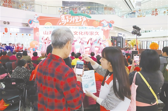 江门全面推广“银龄手机助理”文明实践项目，组建网络文明志愿服务队，常态化提供咨询、教学服务。图为志愿者向老人介绍全民终身学习平台。