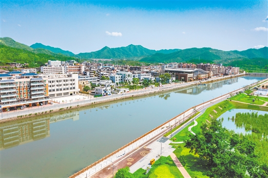 深井镇通过实施美丽圩镇“七个一”建设,一河两岸颜值更高了、品质更优了、人居环境更好了。 深井镇通过实施美丽圩镇“七个一”建设,一河两岸颜值更高了、品质更优了、人居环境更好了。