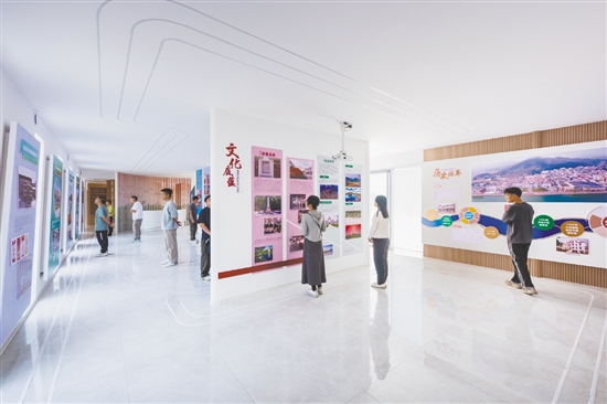 圩镇客厅以农文旅融合为核心整体打包运营,后续将建设成为集休闲垂钓、农耕体验、露营观光等于一体的乡村旅游新地标。图为展厅。 圩镇客厅以农文旅融合为核心整体打包运营,后续将建设成为集休闲垂钓、农耕体验、露营观光等于一体的乡村旅游新地标。图为展厅。