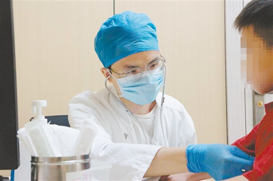 医生对患儿进行检查。