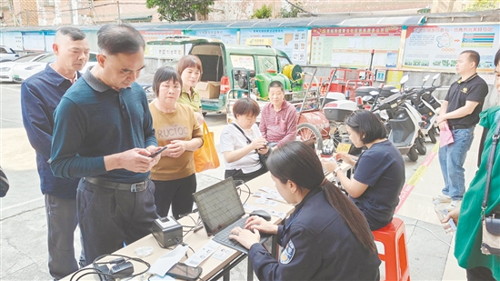 为应对今年身份证换证高峰，恩平市公安局把服务窗口直接搬到群众“家门口”。