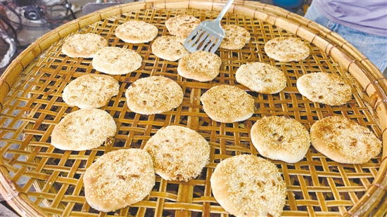 新鲜出炉的恩平烧饼。