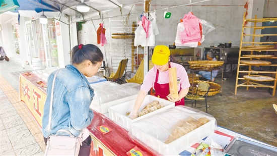 清明节临近，市民购买烧饼。