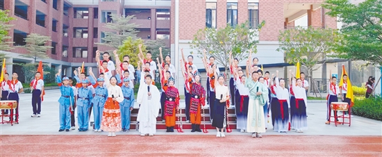 华侨中学学生开展经典诵读活动。