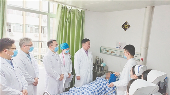 专家团队在开平市中医院开展教学查房与疑难病例讨论活动。 专家团队在开平市中医院开展教学查房与疑难病例讨论活动。