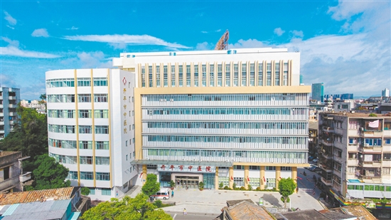 开平市中医院成为邓铁涛“铁肩担道,仁心仁术”精神的宣传与发扬阵地。 开平市中医院成为邓铁涛“铁肩担道,仁心仁术”精神的宣传与发扬阵地。