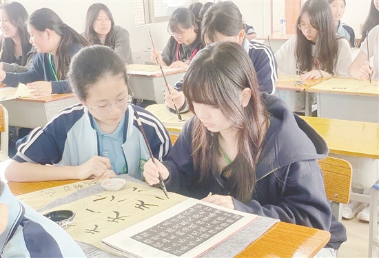 两地师生交流毛笔字书写技巧。