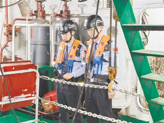 执勤民警登轮完成人证对照、船体检查及入境手续办理。