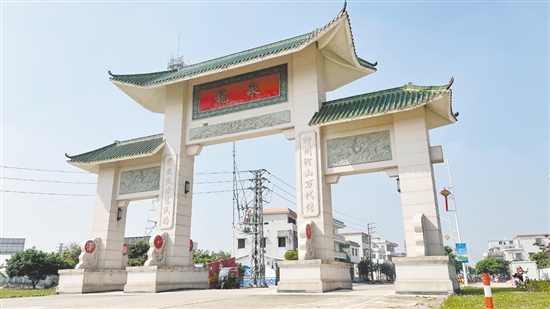 龙泉村4平方公里的村域内，承载着逾5000名港澳同胞、海外华侨的乡愁与牵挂。