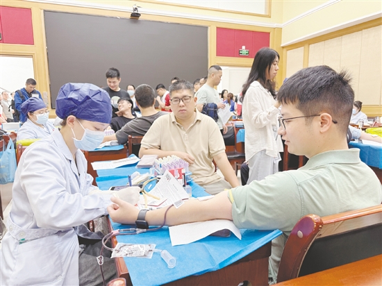 台山市直机关单位干部职工积极响应、踊跃献血。