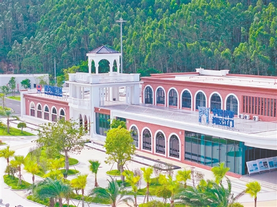 服务区大楼成为不少旅客镜头里的“网红打卡地”。