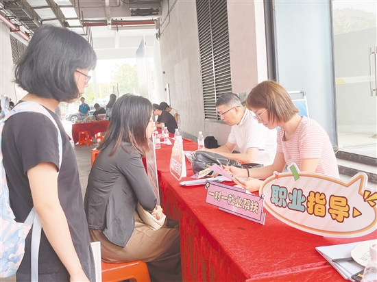 招聘会现场设置了多项特色服务区域。 招聘会现场设置了多项特色服务区域。