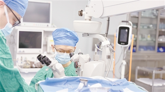 医生为患者进行手术。