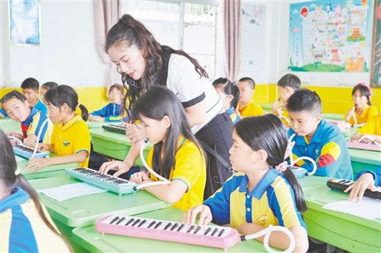 在日常口风琴教学中，沙坪街道玉桥小学采用循序渐进的方式，根据不同年级学生的特点精心设计教学内容。