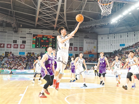 江门队球员在比赛中起跳上篮。