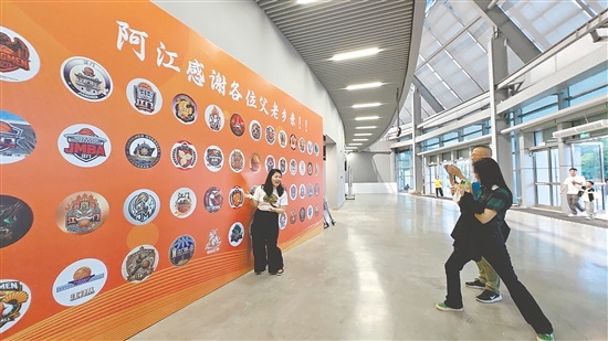 球迷打卡江门队队徽设计展示墙。