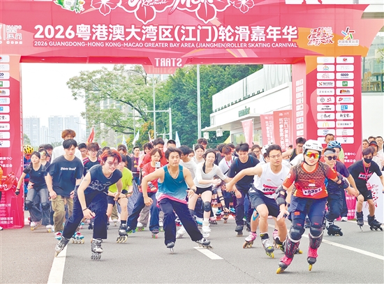 一声哨响，轮滑爱好者们激情出发。