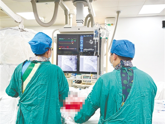 医生为患者打通血管。