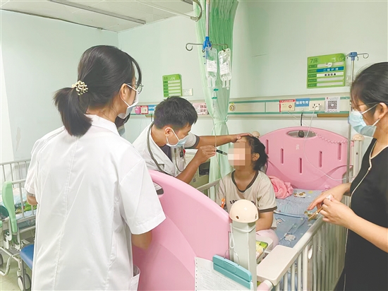 医生查看患儿情况。