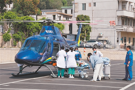 针对患者关注的空中转运费用问题，恩平市人民医院迅速开展调研，计划将转运收费标准进行公开公示。图为医院利用“空中通道”转运患者。