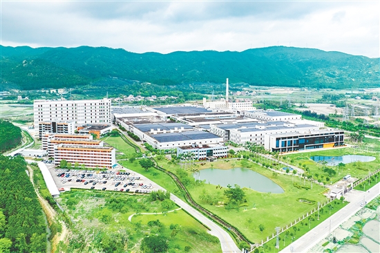 捷德纺织（台山）有限公司位于海宴镇沙栏工业区，占地面积31.76万平方米，是一家集牛仔布研发和生产于一体的现代化企业。