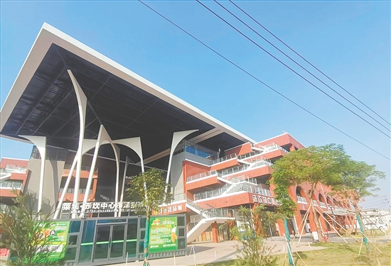 赤坎镇邻里中心（中心市场）工程建成投用，完善了城镇功能，便利了群众生活。