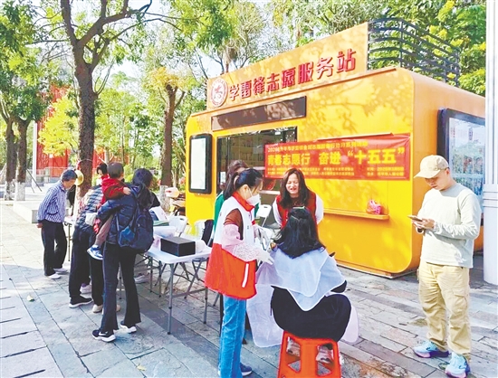 在开平市人民公园学雷锋志愿服务站举办的便民志愿服务活动备受市民欢迎，理发师志愿者动作娴熟，为市民修剪发型。
