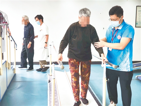 开平市中医院将充分发挥中医药在“治未病”、慢性病管理、康复护理等方面的独特优势,把专业医疗服务全面延伸至福利院。图为开平市中医院医生为老年人做康复治疗。 开平市中医院将充分发挥中医药在“治未病”、慢性病管理、康复护理等方面的独特优势,把专业医疗服务全面延伸至福利院。图为开平市中医院医生为老年人做康复治疗。