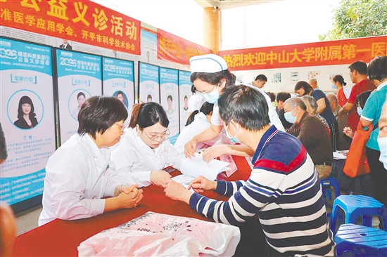 3月27日,开平市中心医院义诊现场人头攒动,前来咨询问诊的市民群众络绎不绝。 3月27日,开平市中心医院义诊现场人头攒动,前来咨询问诊的市民群众络绎不绝。